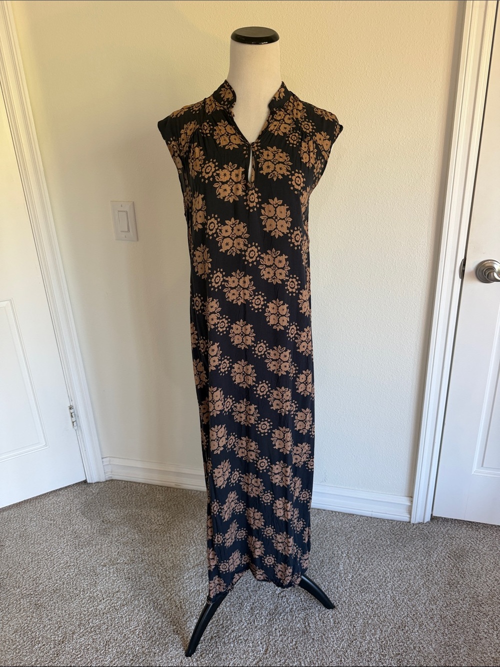 Novella Royale Margot Caftan Dress Midnight Moonrise Floral Black Tan small